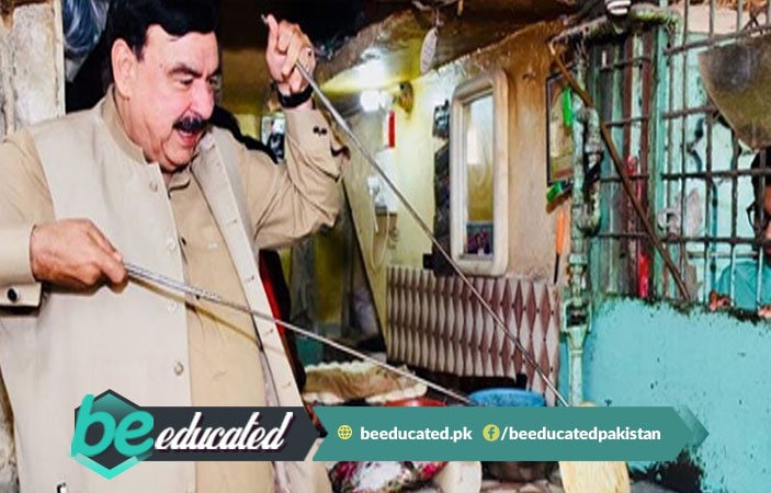 Sheikh Rasheed Satisfies a voter by making roti in tandoor