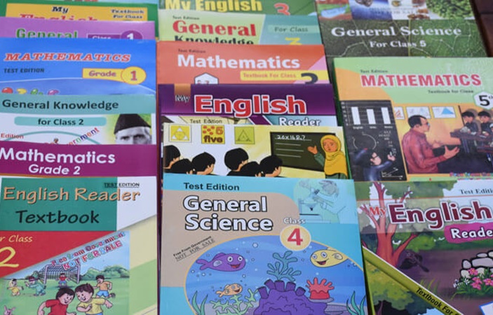 چین سے سرکاری سکولوں کے لیے درسی کتب چھپوانے کا فیصلہ