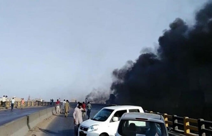 کراچی میں آئل ٹینک تباہ گاڑیاں آگ کی لپیٹ میں
